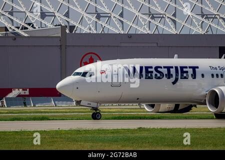 Montreal, Quebec, Canada - 06 27 2021: WestJet Boeing 737-8 MAX atterra a Montreal. Registrazione C-GZSG. Foto Stock