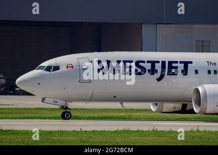 Montreal, Quebec, Canada - 06 27 2021: WestJet Boeing 737-8 MAX atterra a Montreal. Registrazione C-GZSG. Foto Stock