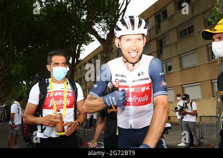 L'olandese Bauke Mollema di Trek-Segafredo festeggia dopo aver vinto la tappa 14 della 108a edizione della gara ciclistica Tour de France, da Carcassonne a Q. Foto Stock