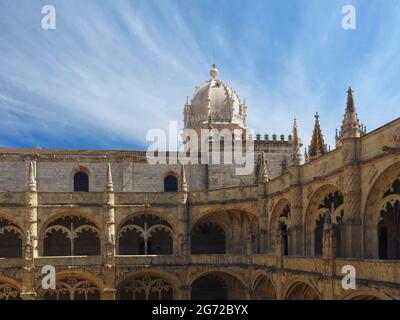 All'interno di Mosteiro dos Jeronimos a Belem a Lisbona, monastero storico in Portogallo che appartiene al patrimonio mondiale dell'UNESCO Foto Stock