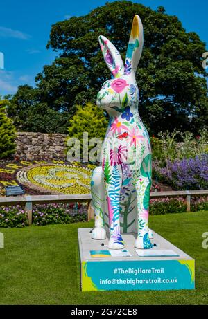 North Berwick, East Lothian, Scozia, Regno Unito, 10 luglio 2021. Il Big Hare Trail: Il sentiero inizia oggi e durerà 11 settimane con 10 gigantesche sculture di lepre dipinte a mano, ciascuna di un artista diverso, situate intorno alla città balneare. È organizzato da Leuchie House, una tregua di carità per le persone con disturbi neurologici. Nella foto: Una lepre dipinta da Rosie Watson nel parco Lodge Grounds Foto Stock