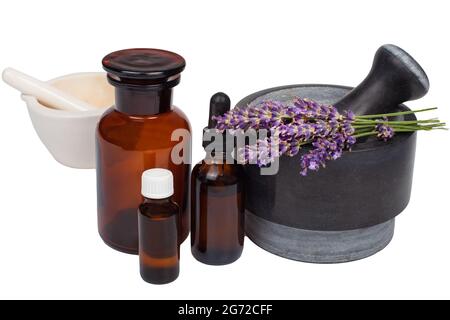 Mortaio in ceramica con fiori di lavanda su fondo bianco. Ingredienti naturali organici di cosmetici a base di erbe. Un set di vasi medici, isolati. Foto Stock