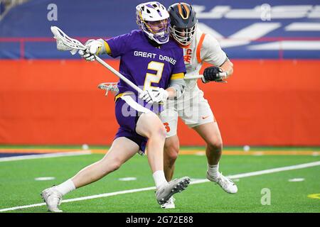 Syracuse, New York, Stati Uniti. 8 aprile 2021. Il centrocampista di Albany Great Danes Kyle Casey (2) si scontra con Peter Dearth (9), centrocampista di Syracuse Orange, durante la prima metà di una partita di lacrosse di Mens NCAA giovedì 8 aprile 2021 al Carrier Dome di Syracuse, New York. Syracuse ha vinto 13-8. Rich Barnes/CSM/Alamy Live News Foto Stock