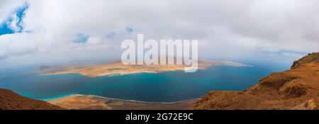 Isola vulcanica delle Canarie la Graciosa. Vista panoramica da Mirador del Rio Foto Stock
