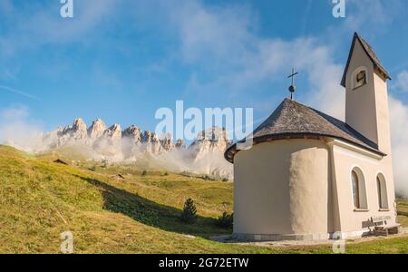 Cappella con vista sulle montagne sullo sfondo, Passo Gardena Dolomite Mountains Italia Foto Stock