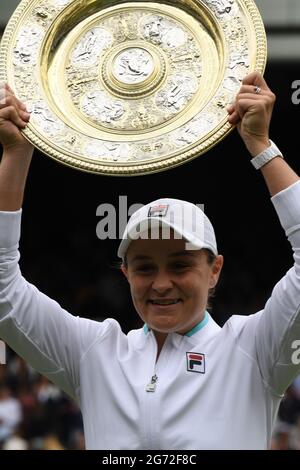 Londra, GBR. 10 luglio 2021. London Wimbledon Championships Day 12 10/07/2021 Ashleigh Barty (AUS) vince la finale per Signore contro Karolina Pliskova (CZE) Credit: Roger Parker/Alamy Live News Foto Stock