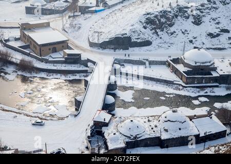 Kars, Turchia - 01/22/2016: Questo storico ponte in pietra costruito dal Rulero Ottomano Murat III nel 1579 crollò a causa dell'alluvione e ricostruito da Kara Foto Stock