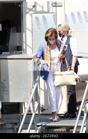 Atlanta, Georgia, Stati Uniti. 10 luglio 2021. Presidente della Camera dei rappresentanti degli Stati Uniti, Nancy Pelosi, arriva ad Atlanta, Georgia, dall'aeroporto nazionale Ronald Reagan di Washington il 10 luglio 2021. Credit: Mpi34/Media Punch/Alamy Live News Foto Stock