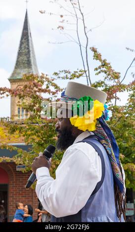 Christchurch, Dorset Regno Unito. 10 luglio 2021. Folk Dance Remixed Dance Dance Dancing, che si tratti di una bolla o di un solista in volo, a Christchurch, Dorset, come parte della serie Arts by the Sea Summer Series. Credit: Carolyn Jenkins/Alamy Live News Foto Stock