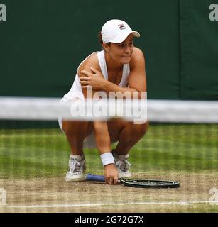 Londra, GBR. 10 luglio 2021. London Wimbledon Championships Day 12 10/07/2021 Ash Barty (AUS) vince indossando un tributo alla sua eroina Evonne Goolagong Crawley, una replica vestito scallopato Credit: Roger Parker/Alamy Live News Foto Stock