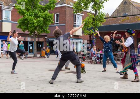 Christchurch, Dorset Regno Unito. 10 luglio 2021. Folk Dance Remixed Dance Dance Dancing, che si tratti di una bolla o di un solista in volo, a Christchurch, Dorset, come parte della serie Arts by the Sea Summer Series. Credit: Carolyn Jenkins/Alamy Live News Foto Stock