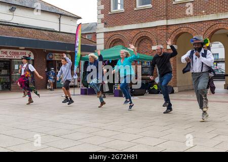 Christchurch, Dorset Regno Unito. 10 luglio 2021. Folk Dance Remixed Dance Dance Dancing, che si tratti di una bolla o di un solista in volo, a Christchurch, Dorset, come parte della serie Arts by the Sea Summer Series. Credit: Carolyn Jenkins/Alamy Live News Foto Stock