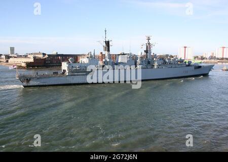 La Royal Navy Type 22 Batch 3 fregata HMS CORNWALL entrando nel porto. La nave fu commissionata a Falmouth da Diana, principessa del Galles nell'aprile 1988 Foto Stock