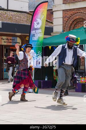 Christchurch, Dorset Regno Unito. 10 luglio 2021. Folk Dance Remixed Dance Dance Dancing, che si tratti di una bolla o di un solista in volo, a Christchurch, Dorset, come parte della serie Arts by the Sea Summer Series. Credit: Carolyn Jenkins/Alamy Live News Foto Stock