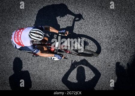 L'olandese Bauke Mollema di Trek-Segafredo ha raffigurato in azione durante la tappa 14 della 108a edizione della corsa ciclistica Tour de France, da Carcassonne a. Foto Stock