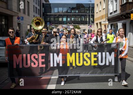 Norimberga, Germania. 10 luglio 2021. Una sfilata di musei di Norimberga attraversa il centro della città. Con musica, artisti e mostre, 23 musei di Norimberga si sono promossi in una sfilata attraverso il centro della città. La parata è stata organizzata da musei statali e privati, nonché da tre musei in via di fondazione. È stato il preludio alla serie di eventi 'Muse in the Museum', in cui i musei di Norimberga invitano artisti creativi nelle loro stanze. Credit: Daniel Karmann/dpa/Alamy Live News Foto Stock