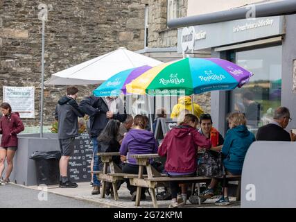 Porthleven, Cornovaglia, 10 luglio 2021, la gente cena Alfresco nel sole glorioso, Porthleven, Cornovaglia . La temperatura è stata di 18C, la previsione è per le docce tuose domani.Credit: Keith Larby/Alamy Live News Foto Stock