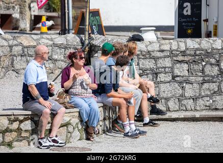 Porthleven, Cornovaglia, 10 luglio 2021, i visitatori e la gente del posto si sono goduti il sole glorioso a Porthleven, Cornovaglia . La temperatura è stata di 18C, la previsione è per le docce tuose domani.Credit: Keith Larby/Alamy Live News Foto Stock