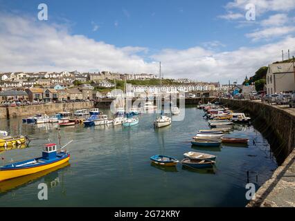 Porthleven, Cornovaglia, 10 luglio 2021, glorioso sole sul porto di Porthleven, Cornovaglia . La temperatura è stata di 18C, la previsione è per le docce tuose domani.Credit: Keith Larby/Alamy Live News Foto Stock