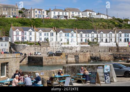 Porthleven, Cornovaglia, 10 luglio 2021, la gente cena Alfresco nel sole glorioso, Porthleven, Cornovaglia . La temperatura è stata di 18C, la previsione è per le docce tuose domani.Credit: Keith Larby/Alamy Live News Foto Stock