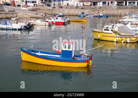 Porthleven, Cornovaglia, 10 luglio 2021, glorioso sole sul porto di Porthleven, Cornovaglia . La temperatura è stata di 18C, la previsione è per le docce tuose domani.Credit: Keith Larby/Alamy Live News Foto Stock