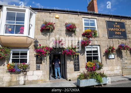 Porthleven, Cornovaglia, 10 luglio 2021, cielo blu sopra l'Harbour Inn Porthleven, Cornovaglia . La temperatura è stata di 18C, la previsione è per le docce tuose domani.Credit: Keith Larby/Alamy Live News Foto Stock