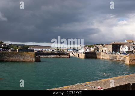 Porthleven, Cornovaglia, 10 luglio 2021, le nuvole scure si formano su Porthleven in Cornovaglia . La temperatura è stata di 18C, la previsione è per le docce tuose domani.Credit: Keith Larby/Alamy Live News Foto Stock