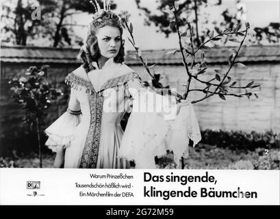 CHRISTEL BODENSTEIN come la principessa in DAS SINGENDE, KLINGENDE BAUMCHEN aka L'ALBERO CHE SUONA 1957 regista FRANCESCO STEFANI scenario Anne Geelhaar dalla storia dei fratelli Grimm DEFA-Studio Fur Spielfilme / Deutsche Film (DEFA) / VEB Progress Film-Vertrieb Foto Stock