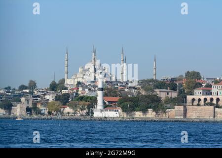 Istanbul, Turchia. Moschea blu vista dal mare Foto Stock