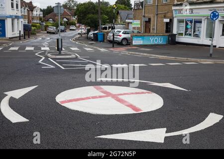 Windsor, Regno Unito. 10 luglio 2021. Una mini-rotonda dipinta con la bandiera di San Giorgio. Il Royal Borough di Windsor e Maidenhead ha riverniciato diverse rotatorie per motivi di sicurezza precedentemente offrivate con bandiere inglesi prima della partita finale di Euro 2020 contro l'Ucraina, ma sembra che i residenti locali li abbiano ripristinati prima della finale di Euro 2020 tra Inghilterra e Italia. Credit: Mark Kerrison/Alamy Live News Foto Stock