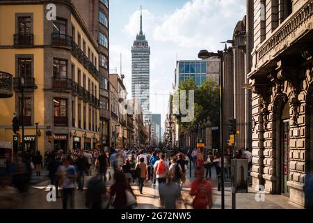 Pedoni sulla famosa Madero Walking Street nel centro storico di Città del Messico, Messico. Foto Stock