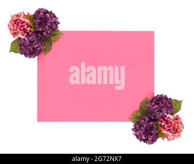 Bordo floreale intorno a uno sfondo colorato personalizzabile, perfetto per carte e inviti Foto Stock