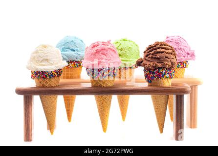 Sei sapori di gelato in coni di zucchero Foto Stock