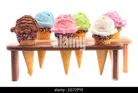 Sei sapori di gelato in coni di zucchero Foto Stock