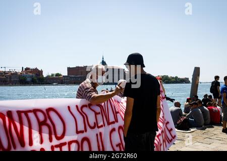 Venezia, Italia. 10 luglio 2021. Manifestazione di protesta a Fondamenta delle Zattere, contro il vertice finanziario del G20 che si svolge in città all'interno della zona storica dell'Arsenale veneziano. Credit: Massimiliano Donati/Alamy Live News Foto Stock