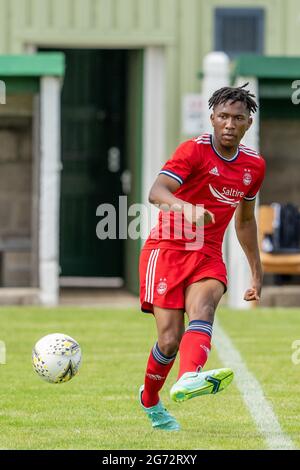 Buckie Thistle FC, Victoria Park, Buckie, Moray, Regno Unito. 10 luglio 2021. REGNO UNITO. Questo è il gioco della Aberdeenshire Cup tra Buckie Thistle e Aberdeen FC. 3 Aberdeen Kieran Ngwenya Credit: JASPERIMAGE/Alamy Live News Foto Stock