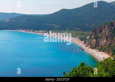 Spiaggia di Jaz in Montenegro . Una delle più lunghe spiagge sabbiose dell'area di Budva con vista mare aperta Foto Stock