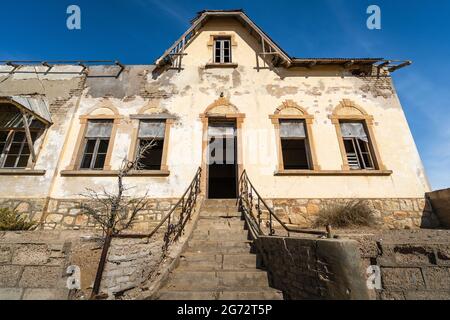 Casa abbandonata nella città fantasma di Kolmanskop vicino a Luderitz, deserto del Namib, Namibia. Foto Stock
