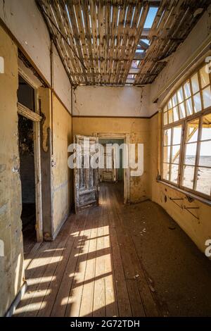 Edificio abbandonato nella città fantasma di Kolmanskop vicino a Luderitz, deserto del Namib, Namibia. Foto Stock