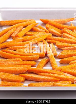 Patate dolci fritte surgelate su una teglia vintage e. uno sfondo bianco  Foto stock - Alamy