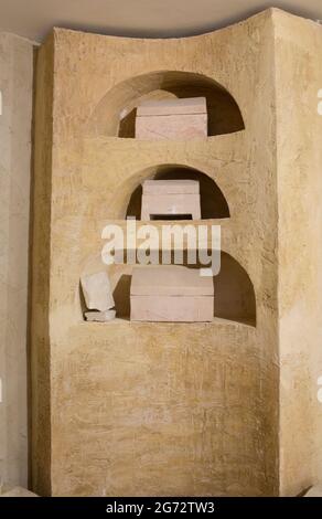 Montilla, Spagna - 2 marzo 2019: Pratiche funerarie romane. Nicchie con urne funebri per incenerimento. Museo Archeologico Nazionale di Madrid. Mont Foto Stock