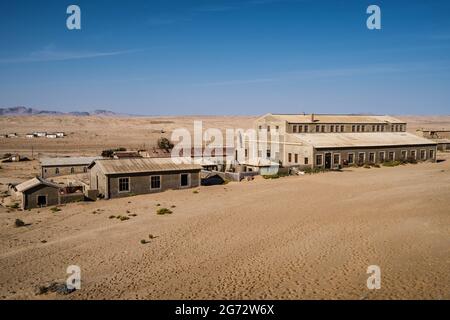 Edifici abbandonati nella vecchia città mineraria di Kolmanskop vicino a Luderitz, deserto del Namib, Namibia. Foto Stock