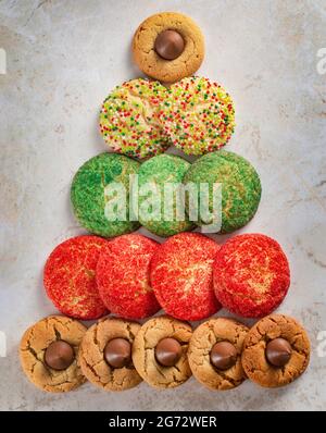 Classici biscotti natalizi a forma di albero di Natale Foto Stock