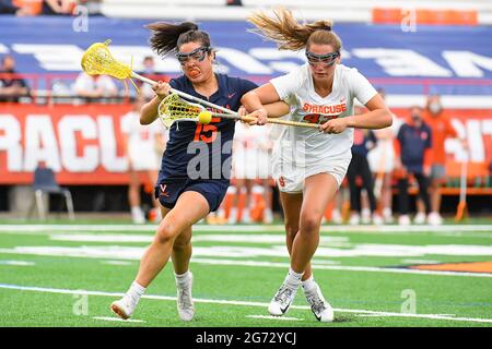 10 aprile 2021: Il centrocampista di Virginia Cavaliers Aubrey Williams (15) e il centrocampista di Syracuse Orange Sierra Cockerille (43) combattono per una palla sciolta durante la prima metà di una partita di lacrosse femminile dell'NCAA sabato 10 aprile 2021 al Carrier Dome di Syracuse, New York. Syracuse ha vinto il 15-12. Rich Barnes/CSM Foto Stock