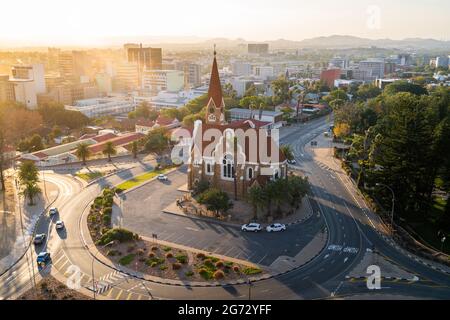 Simbolo storico della Chiesa di Cristo, aka Christuskirche al tramonto a Windhoek, la capitale e la più grande città della Namibia. Foto Stock