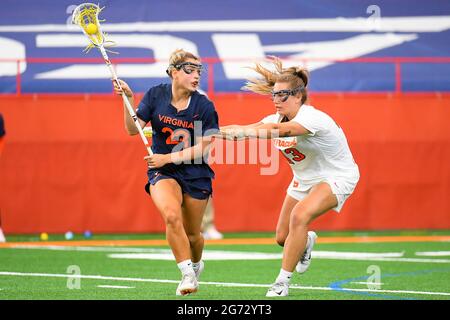 10 aprile 2021: Il centrocampista dei Cavaliers della Virginia Kiki Shaw (23) schiva al traguardo contro la difesa del centrocampista arancione di Syracuse Sierra Cockerille (43) durante la prima metà di una partita di lacrosse delle donne dell'NCAA sabato 10 aprile 2021 al Carrier Dome di Syracuse, New York. Ha vinto il 15-12. Rich Barnes/CSM Foto Stock