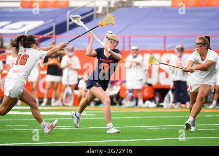 10 aprile 2021: Il centrocampista di Virginia Cavaliers Annie Dyson (19) spara la palla tra i centrocampisti di Syracuse Orange Grace Fahey (16) e Sierra Cockerille (43) durante la prima metà di una partita di lacrosse delle donne della NCAA sabato 10 aprile 2021 al Carrier Dome di Syracuse, New York. Syracuse ha vinto il 15-12. Rich Barnes/CSM Foto Stock