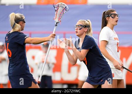 10 aprile 2021: Annie Dyson (centro) celebra il suo obiettivo contro l'Orange di Siracusa durante la prima metà di una partita di lacrosse femminile dell'NCAA sabato 10 aprile 2021 al Carrier Dome di Syracuse, New York. Syracuse ha vinto il 15-12. Rich Barnes/CSM Foto Stock