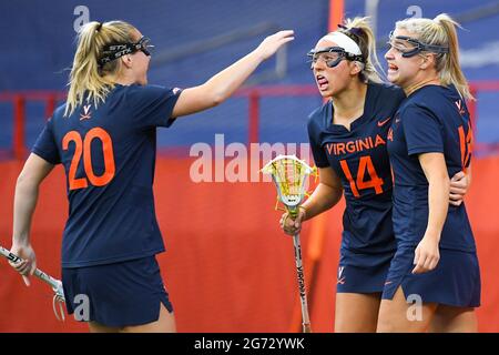 10 aprile 2021: Virginia Cavaliers Attack Morgan Schwab (14) celebra un gol con i compagni di squadra, Lillie Kloak (20) e Ashlyn McGovern (16) contro Syracuse Orange durante la prima metà di una partita di lacrosse femminile NCAA sabato 10 aprile 2021 al Carrier Dome di Syracuse, New York. Syracuse ha vinto 15-12. Rich Barnes/CSM Foto Stock