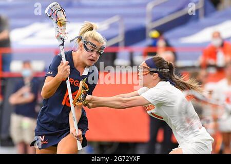 10 aprile 2021: L'attentato dei Cavaliers della Virginia Ashlyn McGovern (16) si è accentato all'obiettivo contro la difesa del centrocampista di Syracuse Orange Cara Quimby (4) durante la prima metà di una partita di lacrosse delle donne dell'NCAA il sabato, aprile 10, 2021 al Carrier Dome di Syracuse, NY. Syracuse ha vinto il 15-12. Rich Barnes/CSM Foto Stock